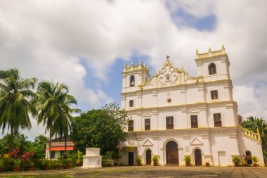 Eski St Thomas kilise peyzaj Aldona muson bulutlar tarafından çevrili Goa 