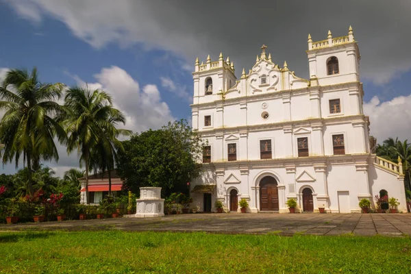 Antiga Paisagem Igreja São Tomás Aldona Goa Cercada Por Nuvens — Fotografia de Stock