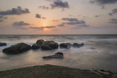 Güzel manzara ve günbatımı Ashvem Beach, Goa, Hindistan