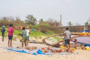 Benaulim, Goa/Hindistan-Aug 2 2018: yerel sıralama ve bu günün satış balıkçılar