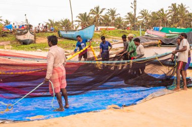 Benaulim, Goa/Hindistan-Aug 2 2018: yerel balıkçılar denize venturing önce kendi ağları ve tekne hazır Başlarken