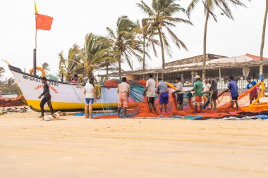 Benaulim, Goa/Hindistan-Aug 2 2018: yerel balıkçılar denize venturing önce kendi ağları ve tekne hazır Başlarken