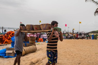 Benaulim, Goa/Hindistan-Aug 2 2018: yerel sıralama ve bu günün satış balıkçılar