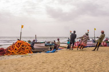 Benaulim, Goa/Hindistan-Aug 2 2018: yerel balıkçılar denize venturing önce kendi ağları ve tekne hazır Başlarken