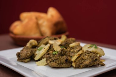 Hint tavuk cafreal yemeği Marine ile lots-in kişniş leaves(Cilantro), zencefil, sarımsak, limon suyu ile birlikte kuru baharat ve ekmek ile servis edilir