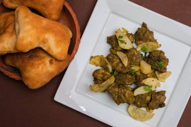 Hint tavuk cafreal yemeği Marine ile lots-in kişniş leaves(Cilantro), zencefil, sarımsak, limon suyu ile birlikte kuru baharat ve ekmek ile servis edilir