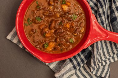 Feijoada bir güveç fasulye ile sığır eti ve domuz Portekiz kökenli 