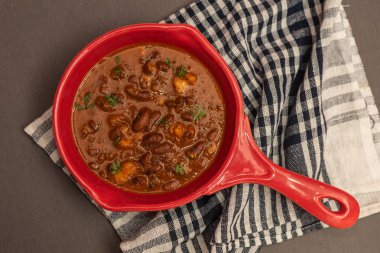 Feijoada bir güveç fasulye ile sığır eti ve domuz Portekiz kökenli 