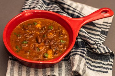 Feijoada bir güveç fasulye ile sığır eti ve domuz Portekiz kökenli 