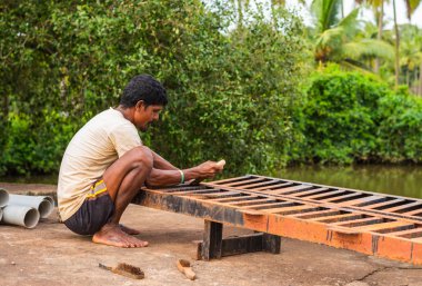 Chinchinim, Goa/Hindistan-Temmuz 29 2018: yerel balıkçılar bir metal alma konusunda çalışma yapmak köprü üst karakter ayak avlanma sezonu sırasında kullanıma hazır
