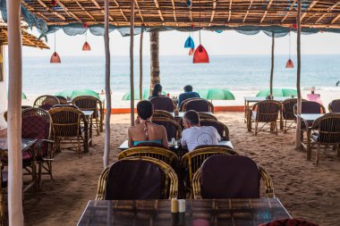 Agonda Beach, Goa/Hindistan-Mart 2 2018: Goa, Hindistan Agonda plajda kum ve sörf keyfini turist