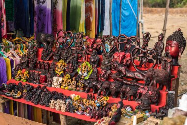 Anjuna Beach, Goa/Hindistan-Nisan 4 2018: Anjuna Beach, Goa, turistlere mal ve el sanatları satış sokak satıcıları