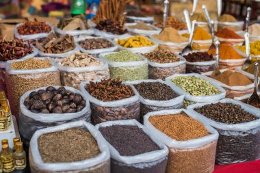 Anjuna Beach, Goa/Hindistan-Nisan 4 2018: Anjuna Beach, Goa, turistlere mal ve el sanatları satış sokak satıcıları