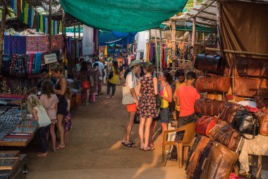 Anjuna Beach, Goa/Hindistan-Nisan 4 2018: Anjuna Beach, Goa, turistlere mal ve el sanatları satış sokak satıcıları
