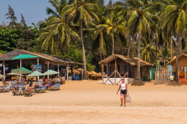 Agonda Beach, Goa/Hindistan-Mart 2 2018: Goa, Hindistan Agonda plajda kum ve sörf keyfini turist