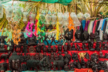 Anjuna Beach, Goa/Hindistan-Nisan 4 2018: tezgahları ve Hint eserler ve el yapımı makaleler Anjuna Beach Goa, turistlere satış eğreti dükkan