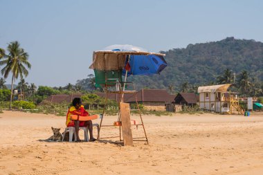 Agonda Beach, Goa/Hindistan-Mart 2 2018: Goa, Hindistan Agonda Plajı'nda görev yapıyor cankurtaran