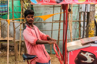 Anjuna Beach, Goa/Hindistan-Nisan 4 2018: Anjuna Beach, Goa, turistlere mal ve el sanatları satış sokak satıcıları