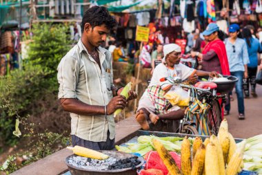 Anjuna Beach, Goa/Hindistan-Nisan 4 2018: Anjuna Beach, Goa, turistlere mal ve el sanatları satış sokak satıcıları