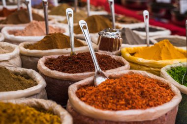 Anjuna Beach, Goa/Hindistan-Nisan 4 2018: Hint Anjuna Beach Goa, satıcılar tarafından satılan baharat