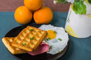 Lezzetli gözleme jambon ve kızarmış yumurta Kahvaltı
