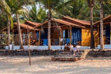 Agonda Beach, Goa/Hindistan-Mart 2 2018: Goa, Hindistan Agonda plajda kum ve sörf keyfini turist