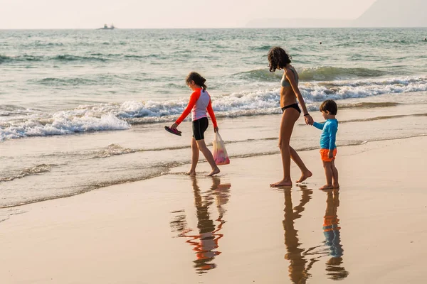 Agonda Beach Goa India March 2018 Tourists Enjoying Surf Sand — Stock Photo, Image