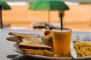 Sabah yumurta kahvaltı bir kumsalda şifreli. 