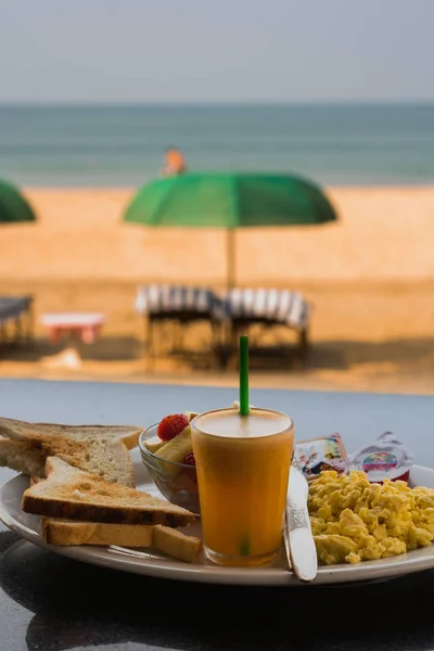 Desayuno Huevos Revueltos Por Mañana Una Playa — Foto de Stock