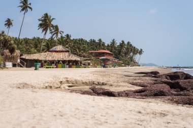 Ashvem Beach, Goa/Hindistan-Mayıs 1 2018: yerel plaja kulübeleri ve küçük Ashvem Beach Goa Hindistan'da gevşeme bölgeler