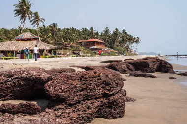Ashvem Beach, Goa/Hindistan-Mayıs 1 2018: yerel plaja kulübeleri ve küçük Ashvem Beach Goa Hindistan'da gevşeme bölgeler