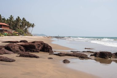 Ozran ya da küçük Vagator plaj, Goa/Hindistan-Nisan 21 2018: turist ve küçük Vagator veya Ozran Beach Goa Hindistan'da tadını aileler