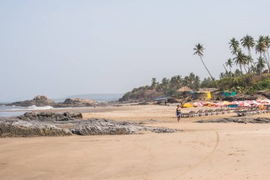 Ozran ya da küçük Vagator plaj, Goa/Hindistan-Nisan 21 2018: turist ve küçük Vagator veya Ozran Beach Goa Hindistan'da tadını aileler