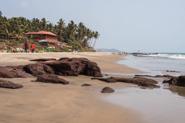Ozran ya da küçük Vagator plaj, Goa/Hindistan-Nisan 21 2018: turist ve küçük Vagator veya Ozran Beach Goa Hindistan'da tadını aileler