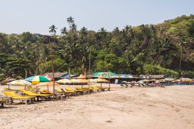 Ozran ya da küçük Vagator plaj, Goa/Hindistan-Nisan 21 2018: turist ve küçük Vagator veya Ozran Beach Goa Hindistan'da tadını aileler