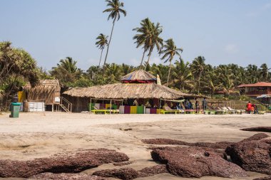 Ashvem Beach, Goa/Hindistan-Mayıs 1 2018: yerel plaja kulübeleri ve küçük Ashvem Beach Goa Hindistan'da gevşeme bölgeler