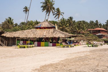 Ashvem Beach, Goa/Hindistan-Mayıs 1 2018: yerel plaja kulübeleri ve küçük Ashvem Beach Goa Hindistan'da gevşeme bölgeler