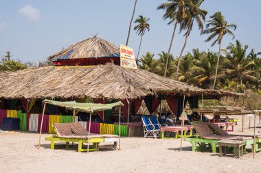 Ashvem Beach, Goa/Hindistan-Mayıs 1 2018: yerel plaja kulübeleri ve küçük Ashvem Beach Goa Hindistan'da gevşeme bölgeler