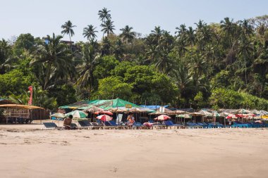 Ozran ya da küçük Vagator plaj, Goa/Hindistan-Nisan 21 2018: turist ve küçük Vagator veya Ozran Beach Goa Hindistan'da tadını aileler