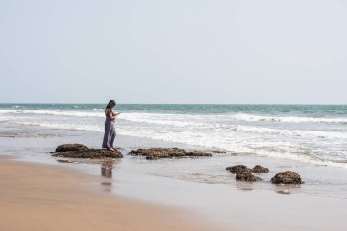 Ashvem Beach, Goa/Hindistan-Mayıs 1 2018: yerel plaja kulübeleri ve küçük Ashvem Beach Goa Hindistan'da gevşeme bölgeler