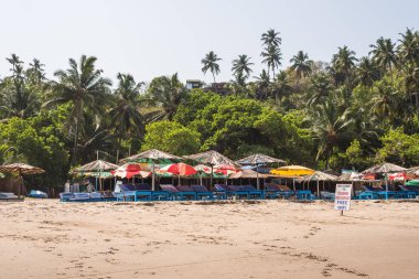 Ozran ya da küçük Vagator plaj, Goa/Hindistan-Nisan 21 2018: turist ve küçük Vagator veya Ozran Beach Goa Hindistan'da tadını aileler