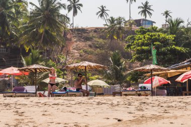 Ozran ya da küçük Vagator plaj, Goa/Hindistan-Nisan 21 2018: turist ve küçük Vagator veya Ozran Beach Goa Hindistan'da tadını aileler