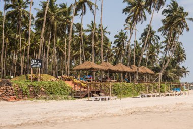 Ashvem Beach, Goa/Hindistan-Mayıs 1 2018: yerel plaja kulübeleri ve küçük Ashvem Beach Goa Hindistan'da gevşeme bölgeler