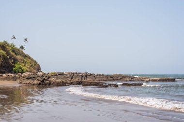 Ozran ya da küçük Vagator plaj, Goa/Hindistan-Nisan 21 2018: turist ve küçük Vagator veya Ozran Beach Goa Hindistan'da tadını aileler