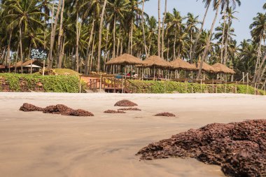 Ashvem Beach, Goa/Hindistan-Mayıs 1 2018: yerel plaja kulübeleri ve küçük Ashvem Beach Goa Hindistan'da gevşeme bölgeler