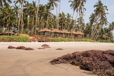 Ashvem Beach, Goa/Hindistan-Mayıs 1 2018: yerel plaja kulübeleri ve küçük Ashvem Beach Goa Hindistan'da gevşeme bölgeler