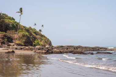 Ozran ya da küçük Vagator plaj, Goa/Hindistan-Nisan 21 2018: turist ve küçük Vagator veya Ozran Beach Goa Hindistan'da tadını aileler