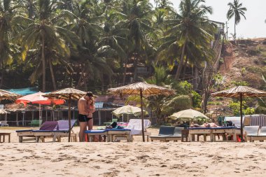 Ozran ya da küçük Vagator plaj, Goa/Hindistan-Nisan 21 2018: turist ve küçük Vagator veya Ozran Beach Goa Hindistan'da tadını aileler
