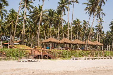 Ashvem Beach, Goa/Hindistan-Mayıs 1 2018: yerel plaja kulübeleri ve küçük Ashvem Beach Goa Hindistan'da gevşeme bölgeler