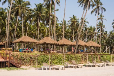 Ashvem Beach, Goa/Hindistan-Mayıs 1 2018: yerel plaja kulübeleri ve küçük Ashvem Beach Goa Hindistan'da gevşeme bölgeler